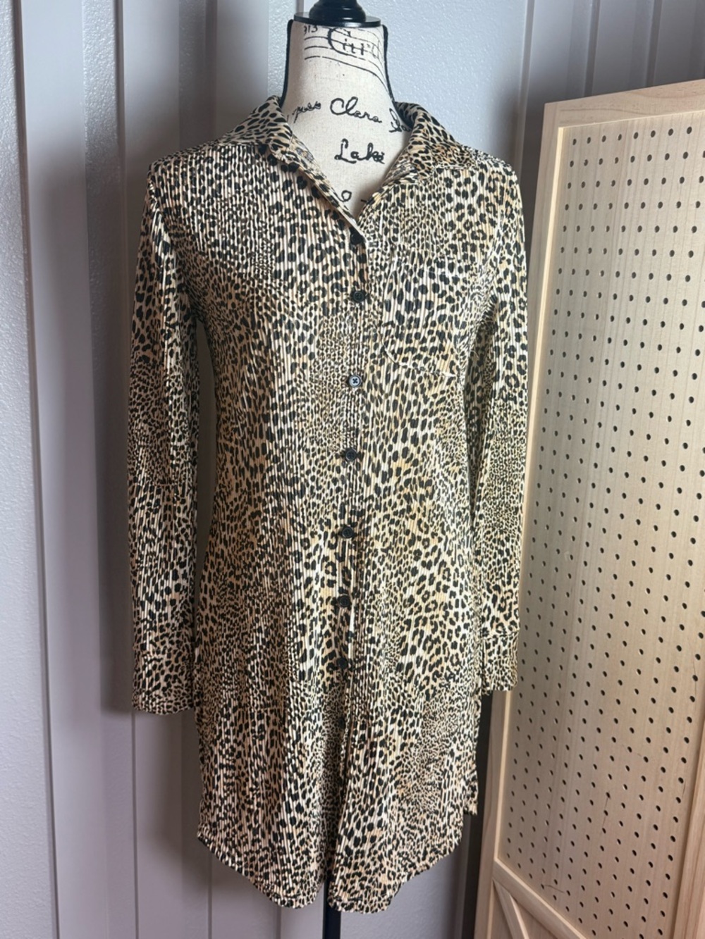 Leopard Print Pleated Button Down Tunic Blouse Small Animal Print workwear Chíc - Picture 2 of 11